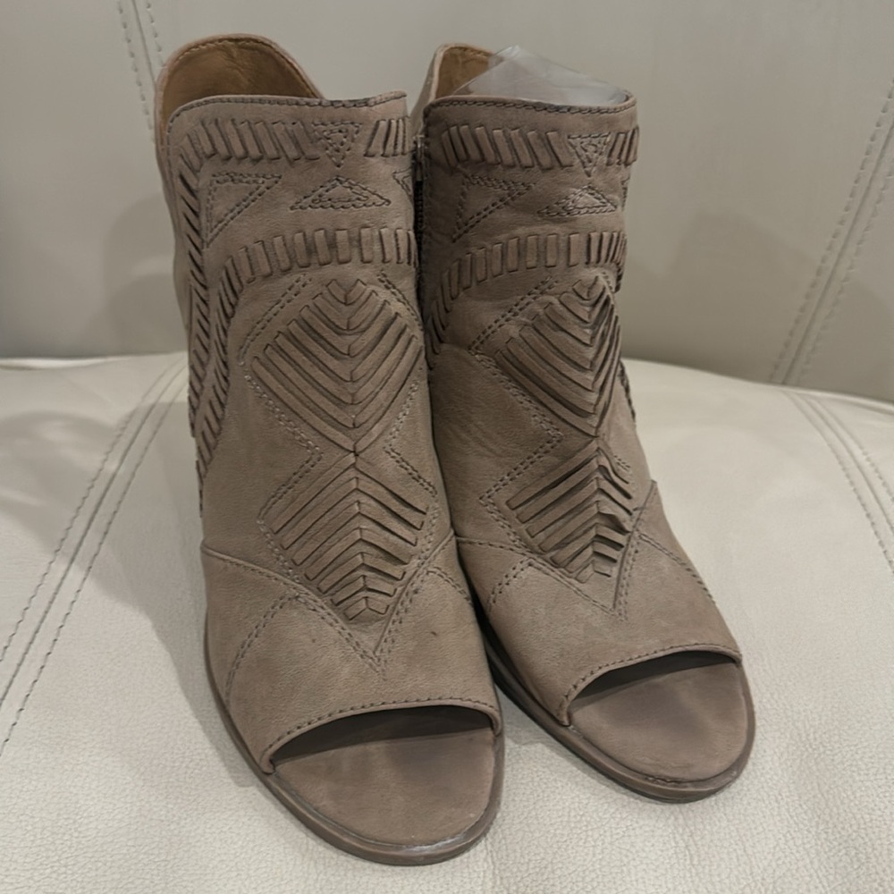 UNIVERSAL THREAD TARGET OPEN TOE BLOCK HEEL BOOTIE 8M